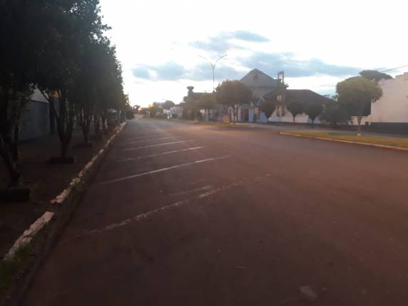 Em Três de Maio, tempo aberto e com poucas nuvens. Mínima de 21°C e máxima de 32°C