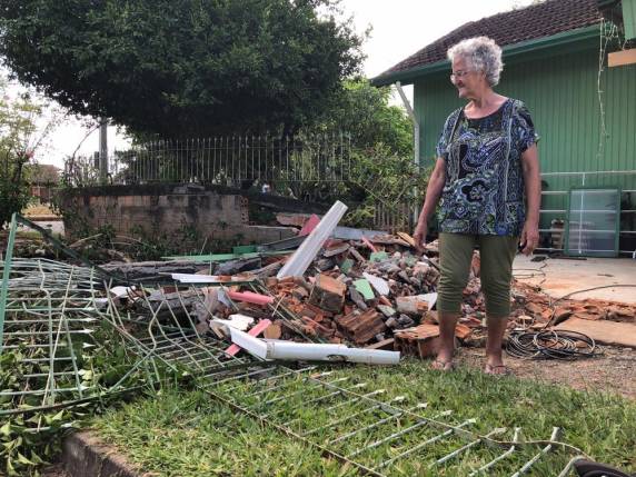Proprietária da casa, de 78 anos, que vivia sozinha, não se feriu. Dois cachorros foram atingidos e um deles acabou morrendo