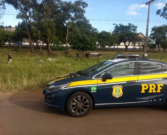 Outras duas pessoas ficaram feridas. Segundo a PRF, condutor do Corsa, com placas de Brusque, em Santa Catarina, perdeu o controle do veículo, saiu da pista e capotou