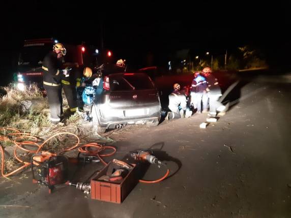 Segundo a Polícia Rodoviária Federal, ele ficou preso nas ferragens, e foi preciso o auxílio do Corpo de Bombeiros para fazer a remoção