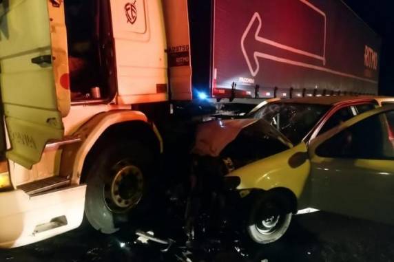 Acidente ocorreu às 21h30 de domingo, causando bloqueios