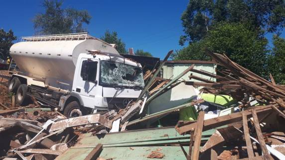 Um grave acidente de trânsito envolvendo um caminhão deixou ao menos seis pessoas feridas, três em estado mais grave, na manhã desta segunda-feira em Três Passos