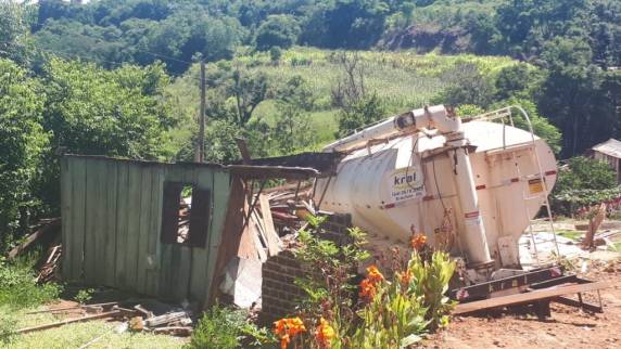 Caminhão desgovernado destrói residência e deixa vários feridos na RSC-472, em Três Passos - foto 2