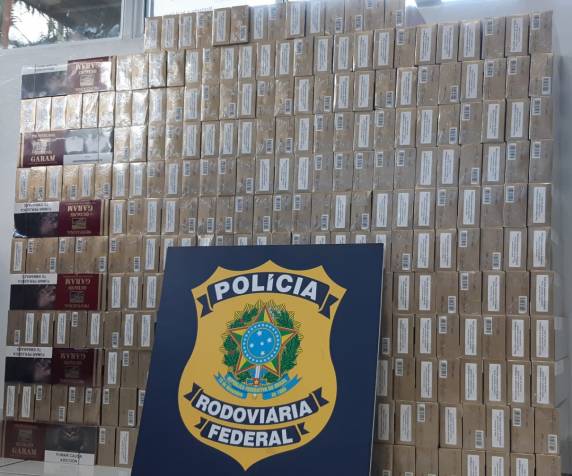 PRF apreende cigarros contrabandeados em carro que estava sendo guinchado em Joinville, na BR 101 - foto 2