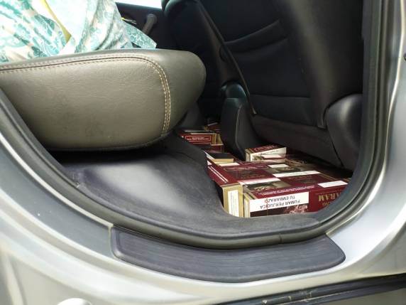 PRF apreende cigarros contrabandeados em carro que estava sendo guinchado em Joinville, na BR 101 - foto 3