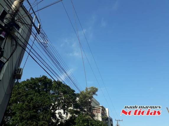 Rede de alta tensão se rompe e bombeiros isolam área da Av. Santa Rosa em Três de Maio - foto 3