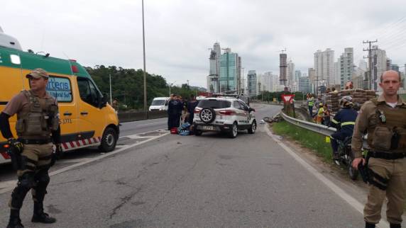 PRF atende acidente grave em Balneário Camboriú - motociclista foge por estar em três na moto - foto 3