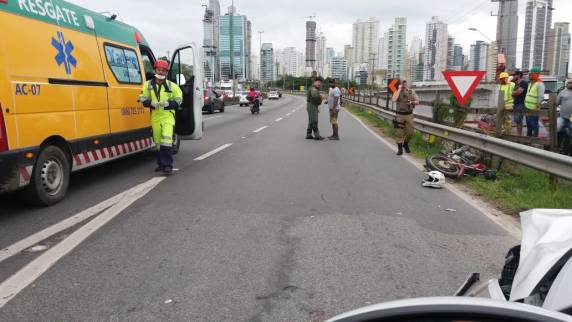 PRF atende acidente grave em Balneário Camboriú - motociclista foge por estar em três na moto - foto 4