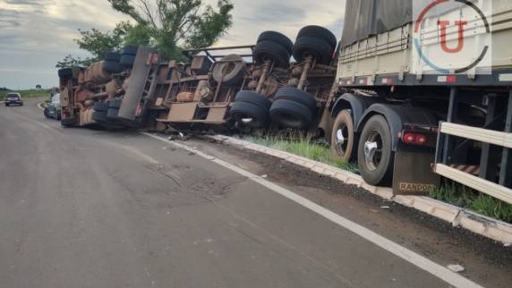 Carreta tomba no trevo de acesso a São Martinho - foto 2