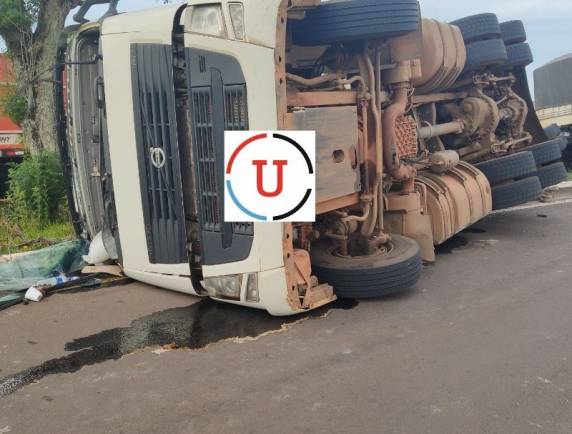 Carreta tomba no trevo de acesso a São Martinho - foto 3