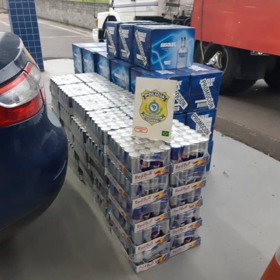 PRF apreende 1.200 unidades de Red Bull e 396 unidades de vodka Absolut em Araranguá, na BR 101 - foto 3