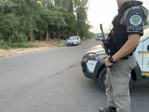 Segundo a polícia, criminosos chegaram em outro veículo e atiraram contra a dupla, no bairro Bom Sucesso