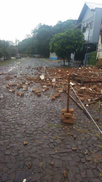 Velho prédio desaba com vendaval no Centro de Ijuí - foto 2