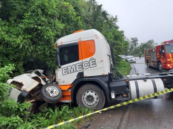 O trânsito no local é alternado em apenas uma das pistas em ambos os sentidos