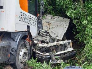 O trânsito no local é alternado em apenas uma das pistas em ambos os sentidos