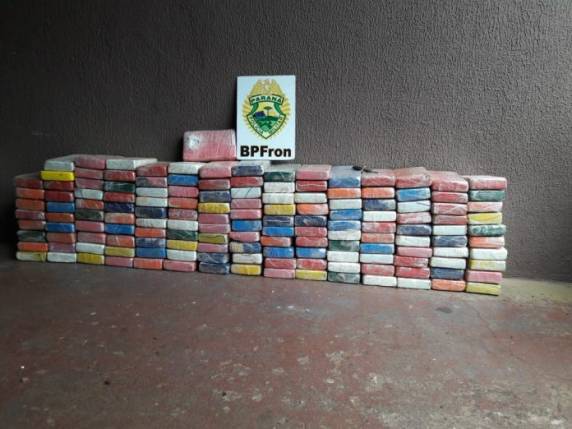 A Polícia Militar (PM) do Paraná apreendeu 254 quilos de crack e 160 quilos de cocaína, nesta sexta-feira (17), em Foz do Iguaçu, no Oeste do Paraná