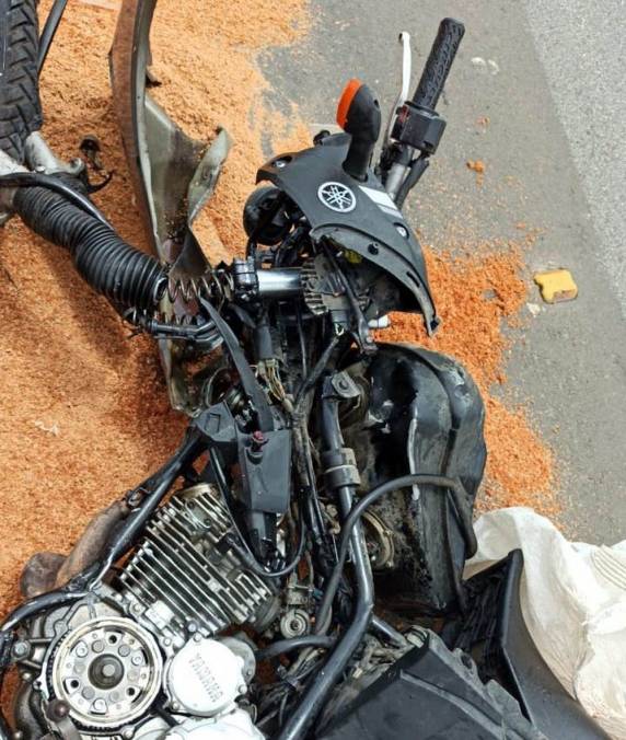 Colisão entre carro e moto aconteceu neste sábado, na BR-282, próximo à região conhecida como trevo de Índios