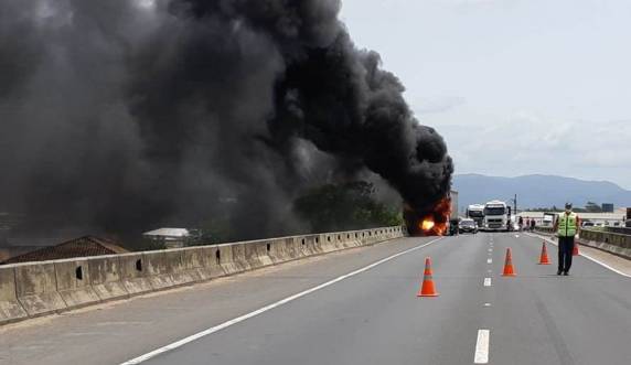 Incêndio iniciou na cabine do veículo e foi contido antes de chegar à carga, de acordo com os bombeiros