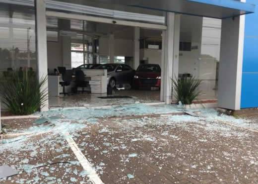 Foram roubados duas caminhonetes Tracker, dois Onix e um Cruze; automóvel usado para criar passagem foi abandonado na calçada