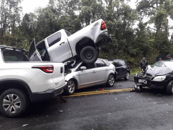 Caminhonete para em cima de carro em engavetamento com cinco veículos no Vale do Itajaí - foto 2