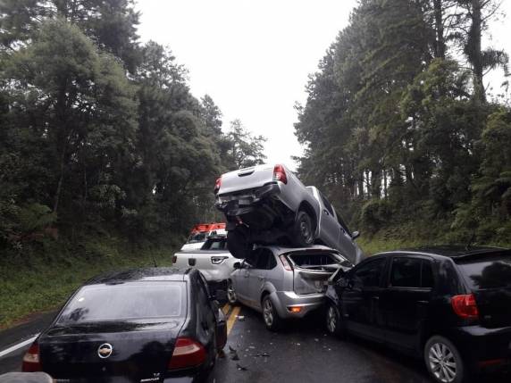 Acidente aconteceu na BR-470, no local conhecido como Serra da Santa, na manhã desta quarta-feira