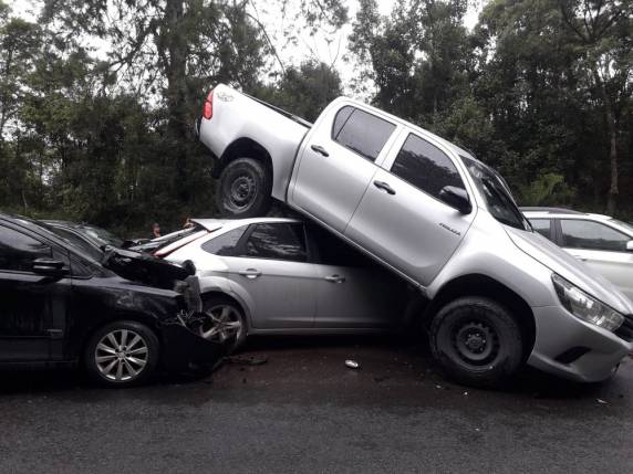 Caminhonete para em cima de carro em engavetamento com cinco veículos no Vale do Itajaí - foto 3