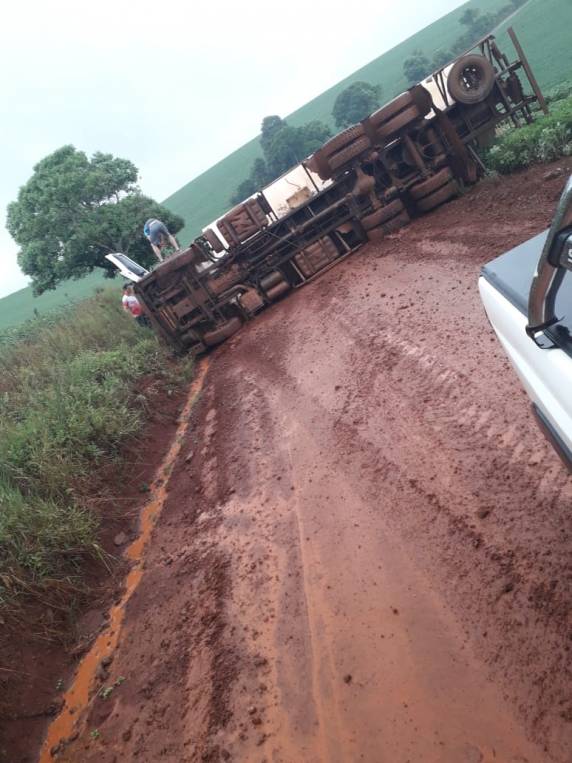 Na tarde desta quarta-feira (22) um caminhão carregado de ração tombou na estrada vicinal que liga a localidade de Colônia Nova ao Bairro Irapuã em Miraguaí