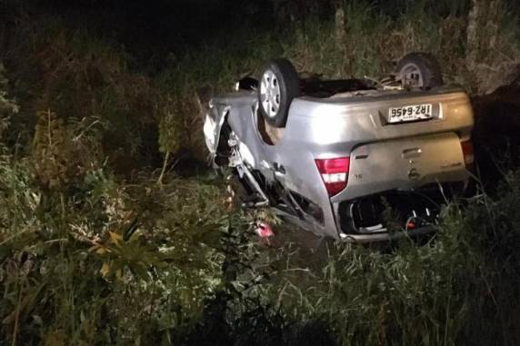 Outras duas ficaram feridas depois de o carro sair da pista e capotar