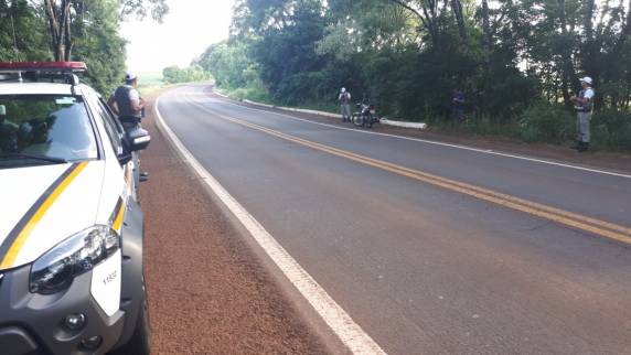 Um acidente de trânsito envolvendo uma motocicleta deixou duas pessoas levemente feridas na tarde desta quinta-feira
