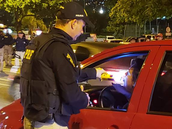 Operação conjunta de combate à alcoolemia da PRF, PM e GMF na entrada e saída de Florianópolis - foto 2