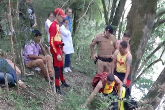 As cinco pessoas foram levadas pelas águas quando se banhavam no rio em um local de difícil acesso