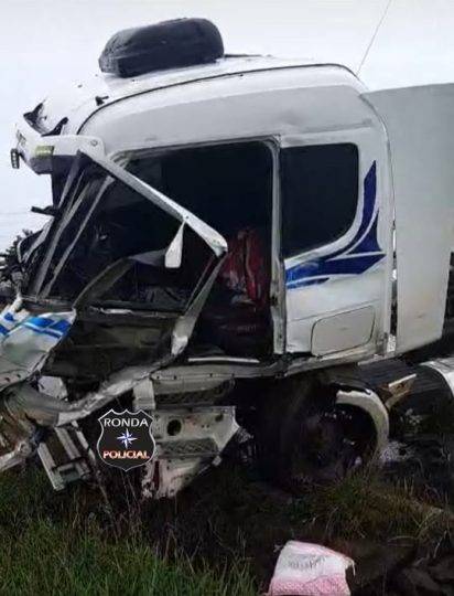 Carreta de Santa Rosa/RS tomba e deixa três pessoas feridas no acesso à Chapecó/SC - foto 3