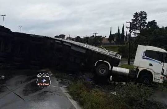 Carreta de Santa Rosa/RS tomba e deixa três pessoas feridas no acesso à Chapecó/SC - foto 2