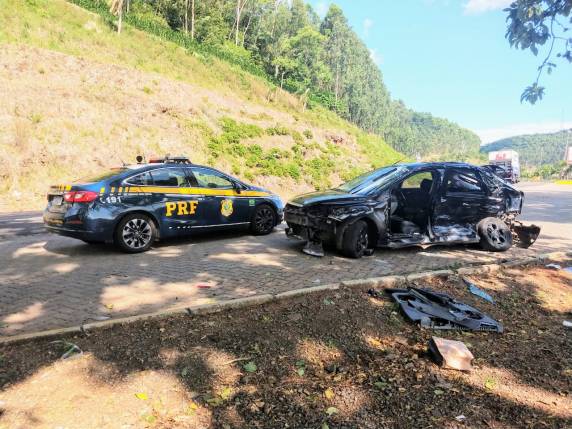 O carro dela foi atingido por uma carreta. Um passageiro de 12 anos está em estado grave