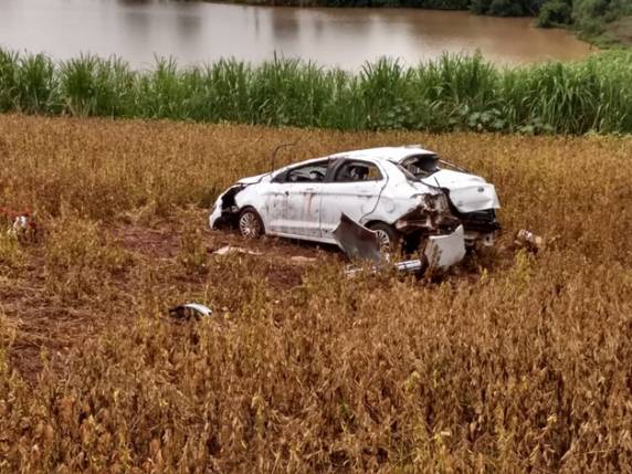 Um veículo Ford/Ka com duas pessoas capotou na rodovia BR-163 entre Pérola do Oeste e Pranchita no inicio da tarde deste domingo