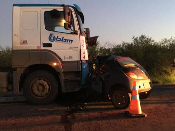 Batida foi frontal e ocorreu na altura do km 124, provocando a morte do homem que dirigia o Ford Ka