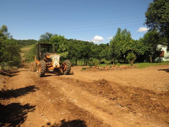 Obras de patrolamento na Costeira chegaram hoje pela manhã em Lajeado Corredeira - foto 3