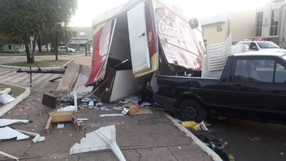 Acidente com forte colisão em trailer de Cruz Alta, causa grandes prejuízos - foto 2