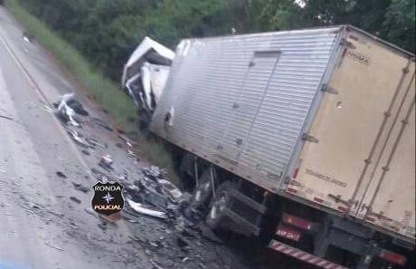 Duas pessoas morrem em grave acidente entre van e caminhão - foto 3