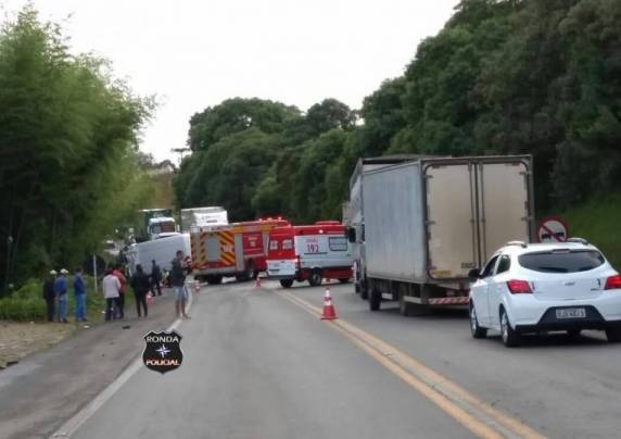 Duas pessoas morrem em grave acidente entre van e caminhão - foto 4