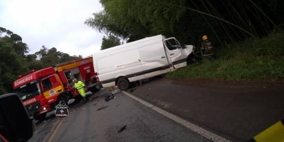 Duas pessoas morrem em grave acidente entre van e caminhão - foto 2