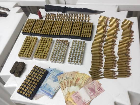 Polícia Militar prende dois homens e apreende drogas, armas e munições em Navegantes-SC - foto 2