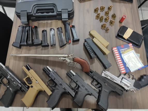 Polícia Militar prende dois homens e apreende drogas, armas e munições em Navegantes-SC - foto 3