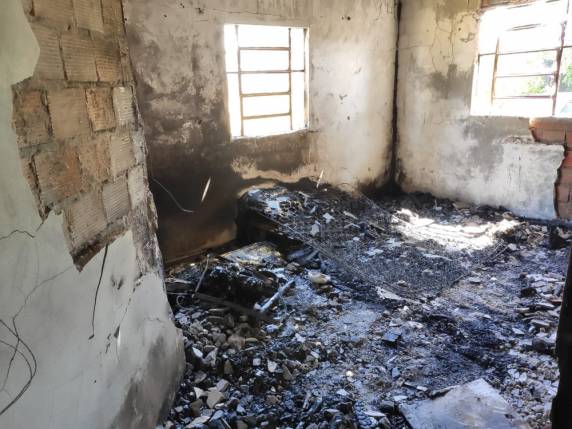 Segundo o Corpo de Bombeiros, apenas o quarto da casa de alvenaria foi destruído pelo fogo. Vizinhos teriam relatado que o pai das crianças estava trabalhando