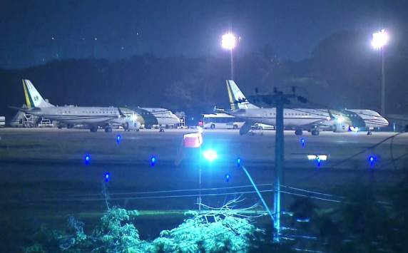 Aeronaves da FAB com 34 repatriados fazem escala em Fortaleza para reabastecimento. Brasileiros estavam na cidade chinesa que é epicentro do surto de coronavírus
