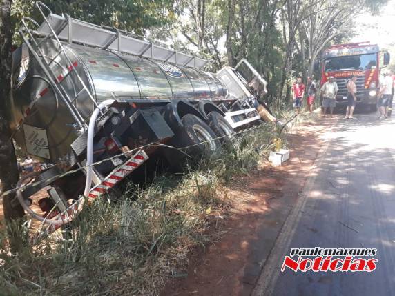 Motorista de caminhão fica ferido em colisão traseira na RS 342, no Bairro Carolina em Três de Maio - foto 6