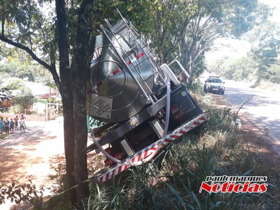 Motorista de caminhão fica ferido em colisão traseira na RS 342, no Bairro Carolina em Três de Maio - foto 4