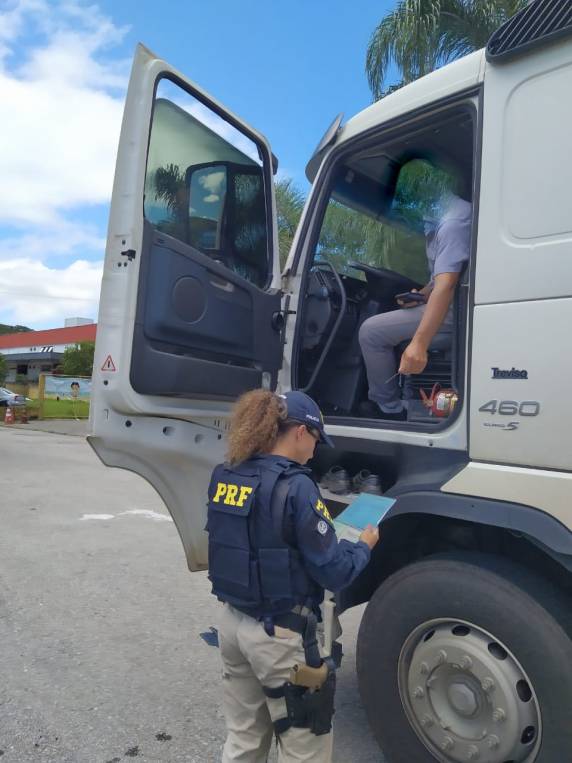 PRF e IGP fiscalizam uso de Arla 32 em Biguaçu, na BR 101 - foto 2