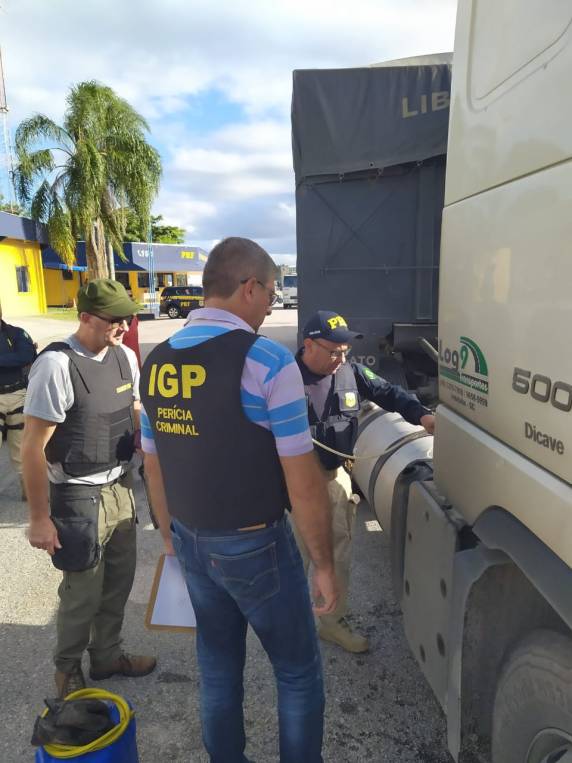 PRF e IGP fiscalizam uso de Arla 32 em Biguaçu, na BR 101 - foto 3