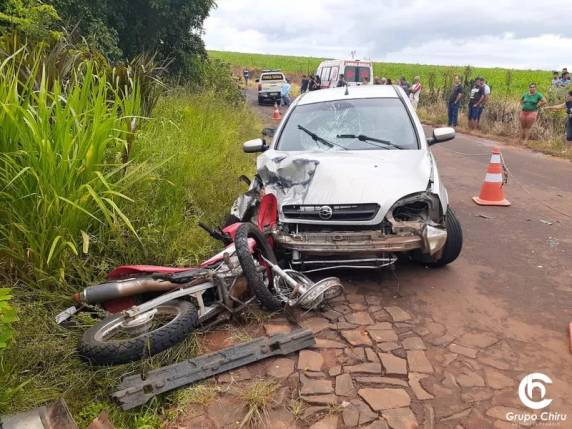 Vítimas estavam em uma motocicleta que colidiu em um Corsa